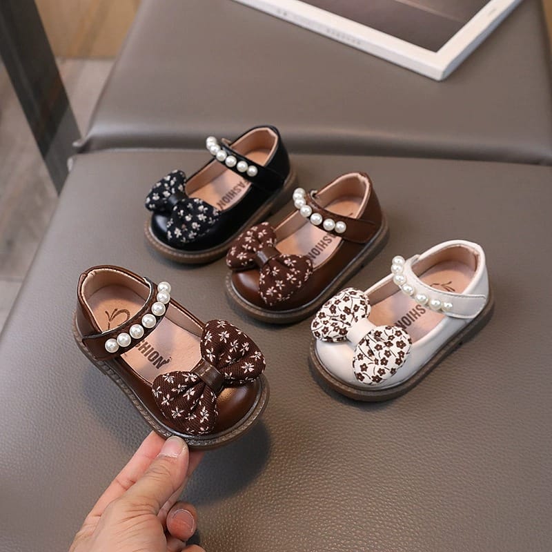 Pearl Baby Shoes and Accessories Facebook ad: Chat with us