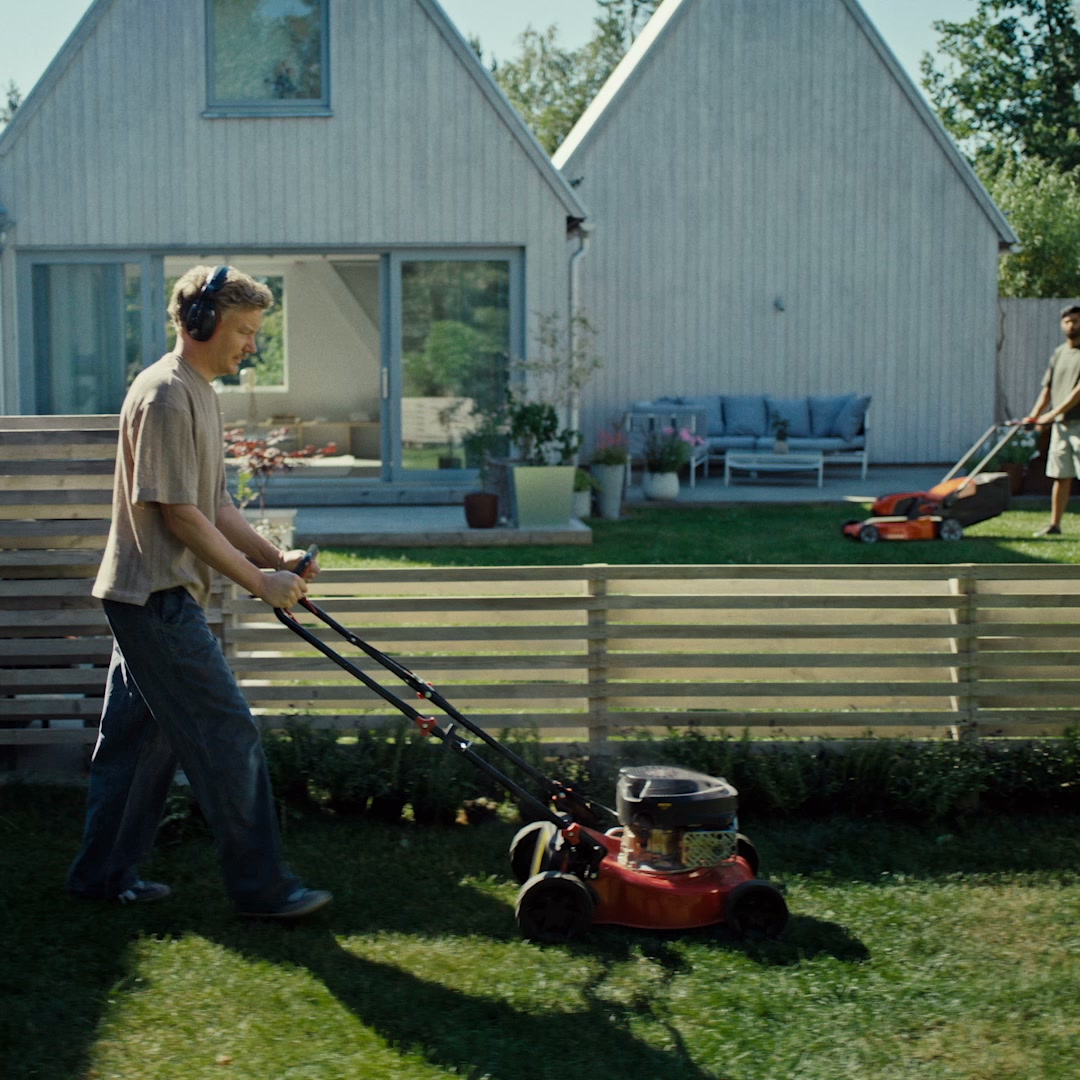 Husqvarna Facebook ad: Potenza immediata. A batteria.