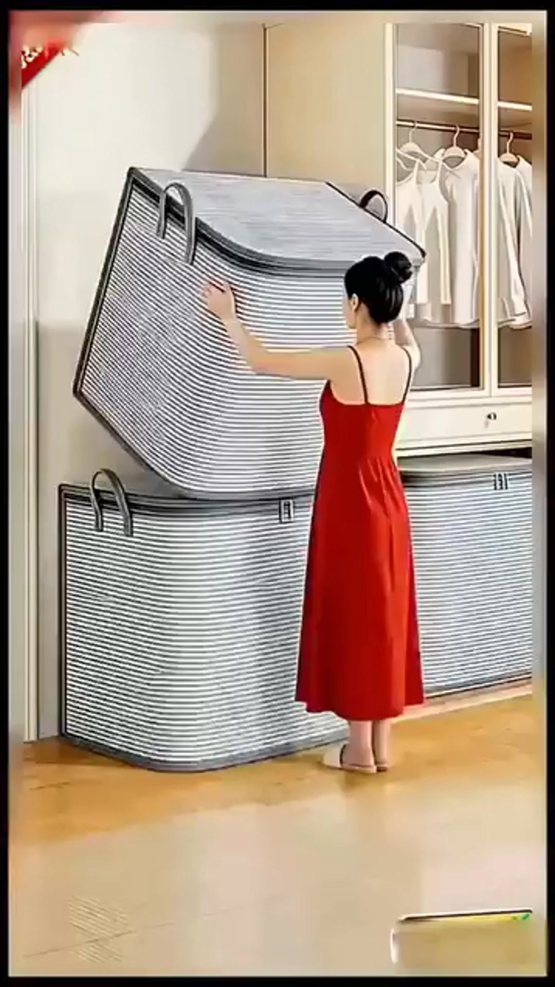 Rouvenor Facebook ad: Extra Large Foldable Storage Bag with Handles|Like a…