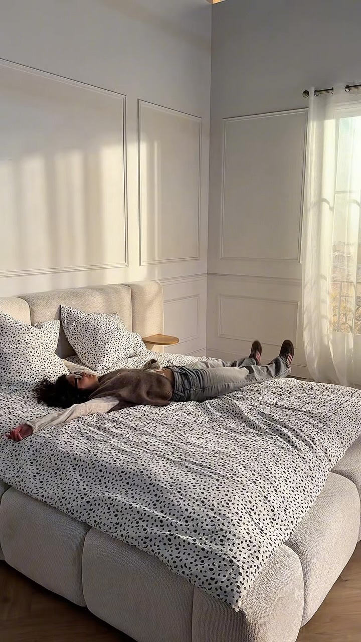 Vente-unique.com Facebook ad: Si on aménageait cette chambre ensemble?