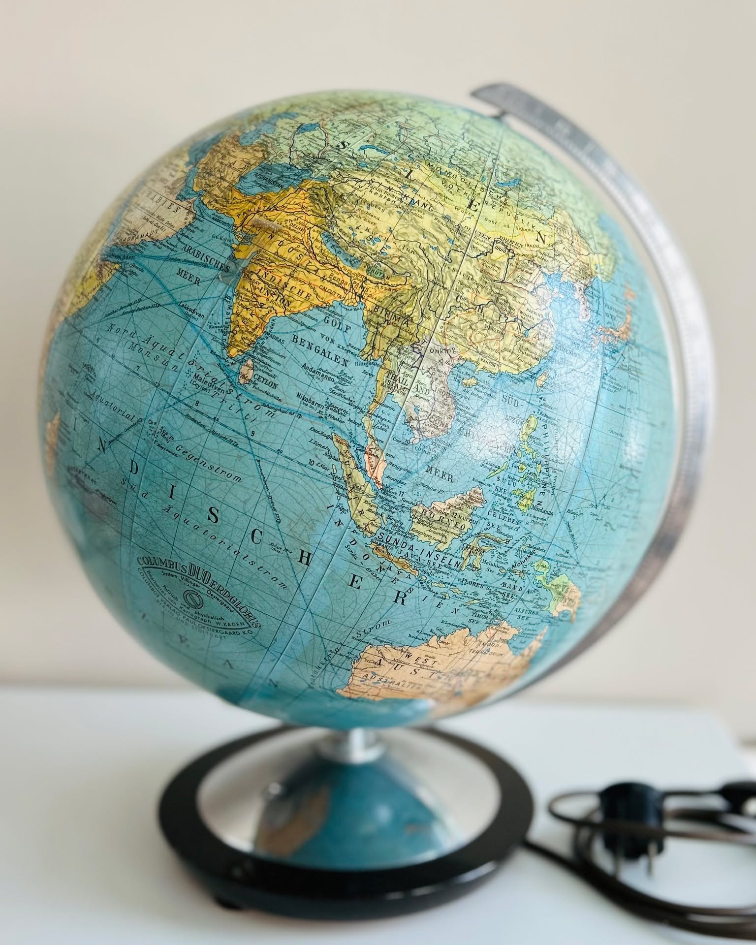 Elke Klinkhammer Facebook ad: Vintage Globe with Wood & Metal Base