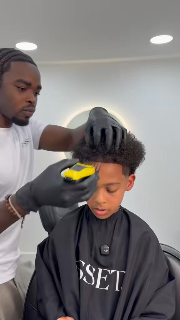 bsset.styling Facebook ad: Unlock Defined Curls in One Easy Step