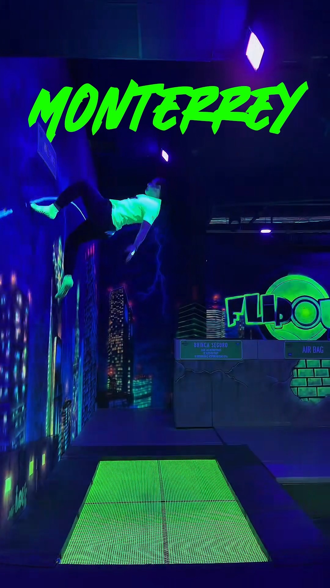Flip Out Monterrey Facebook ad: Si tu squad todavía no conoce FlipOut Monterrey……