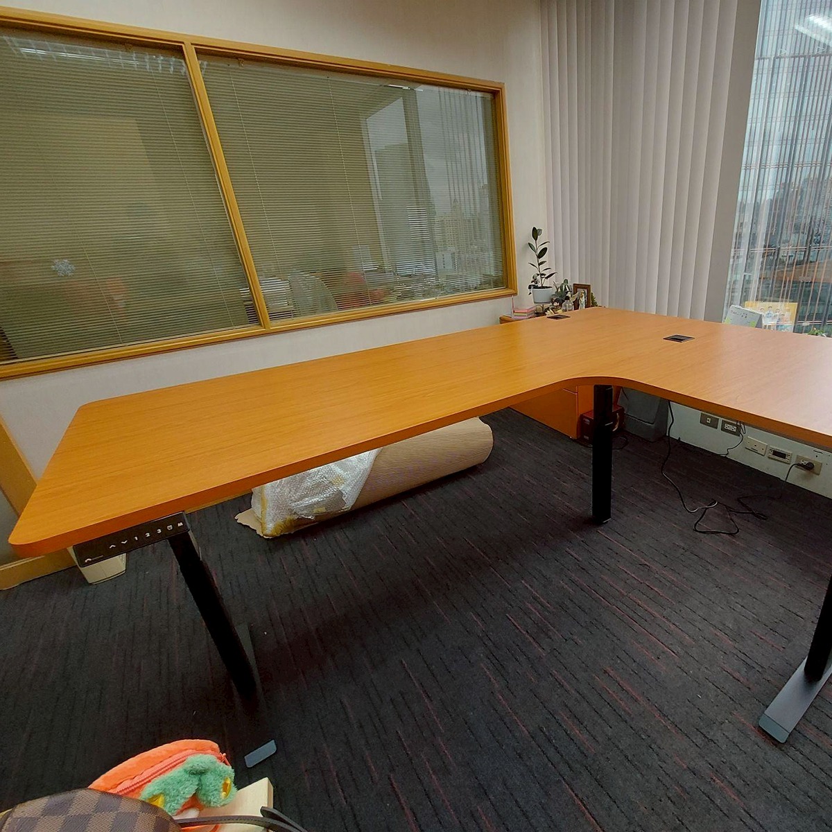 DeskSpace - โต๊ะปรับระดับไฟฟ้า / เฟอร์นิเจอร์สำนักงานยุคใหม่ Facebook ad