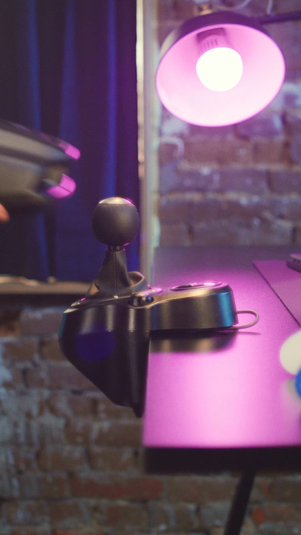 Logitech G Facebook ad: Kompakt ratt, ekte fart