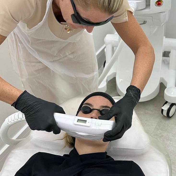 skindeeplaser.clinic Facebook ad: DO YOU WANT A MORE EVEN SKIN TONE