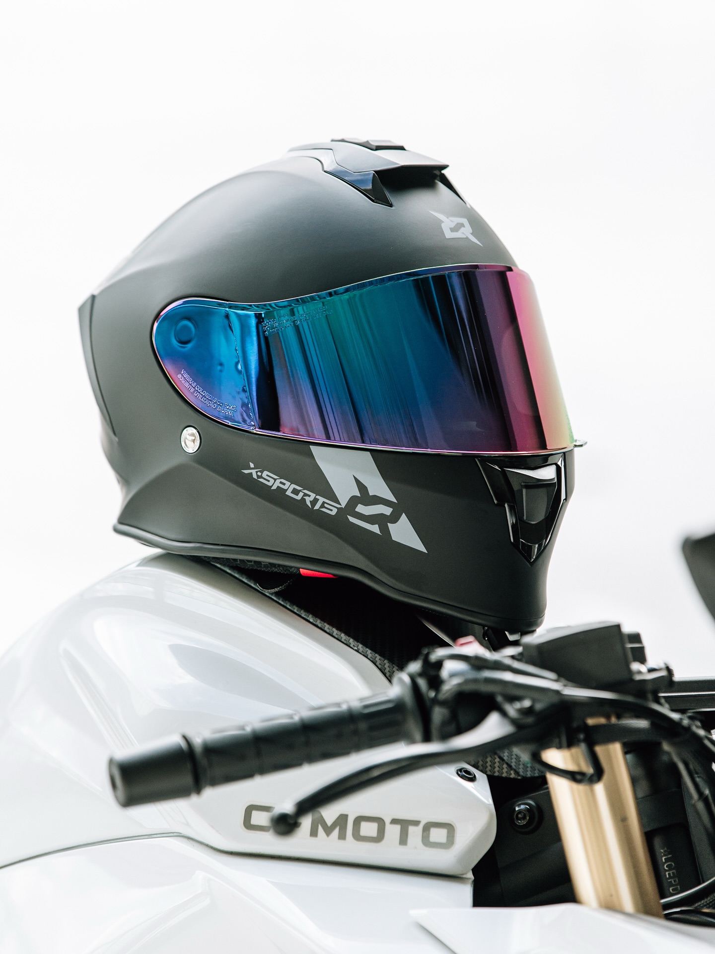 X-Sports Facebook ad: Elegancia y resistencia, en un solo casco Nuestro…