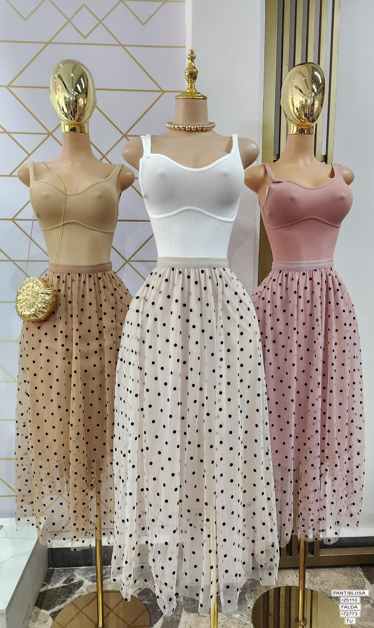 Andromeda Boutique Facebook ad: VENTA ROPA DE MODA, BOLSOS Y ACCESORIOS.