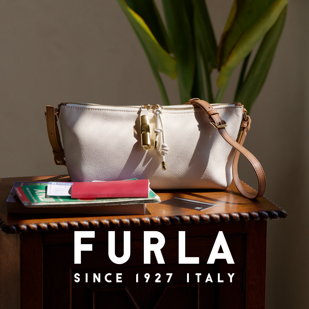 Furla Facebook ad: 柔らかく、くったりとしたシェイプの新作「フルラ デビー」。コンパクトながらたっぷり収納できるレクタンギュラーシルエット…