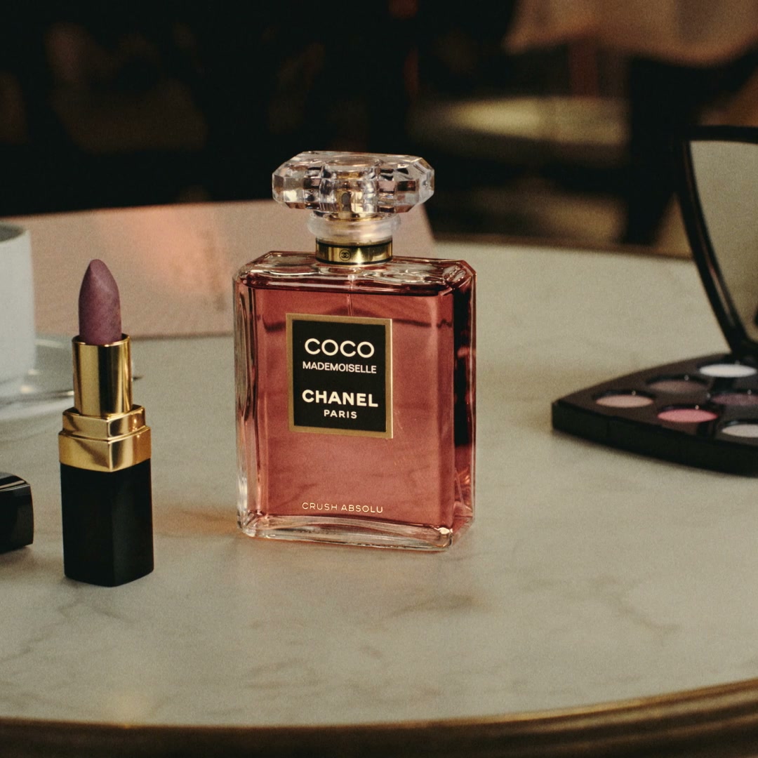 CHANEL Facebook ad: COCO MADEMOISELLE MAKE-UPCOLLECTIE
