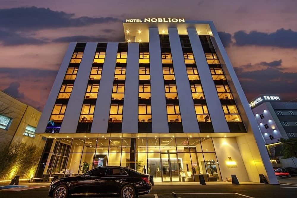 Hotels.com Facebook ad: Envie de voyager?