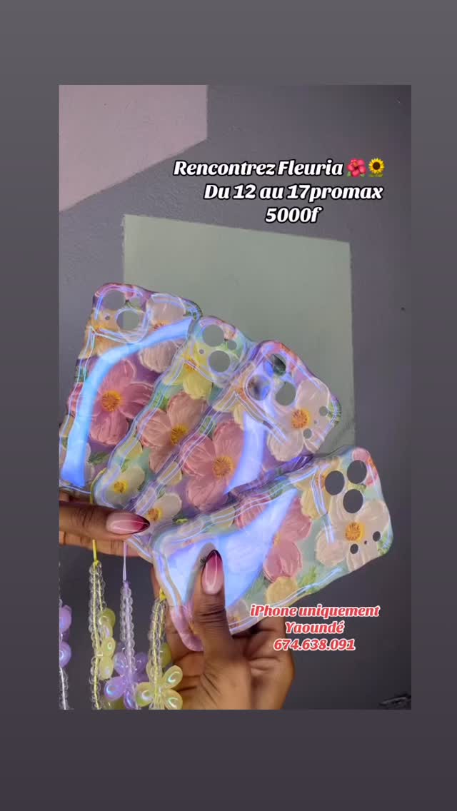 Alicen accessoires Facebook ad: Pochettes fleuries avec lanière disponibles!