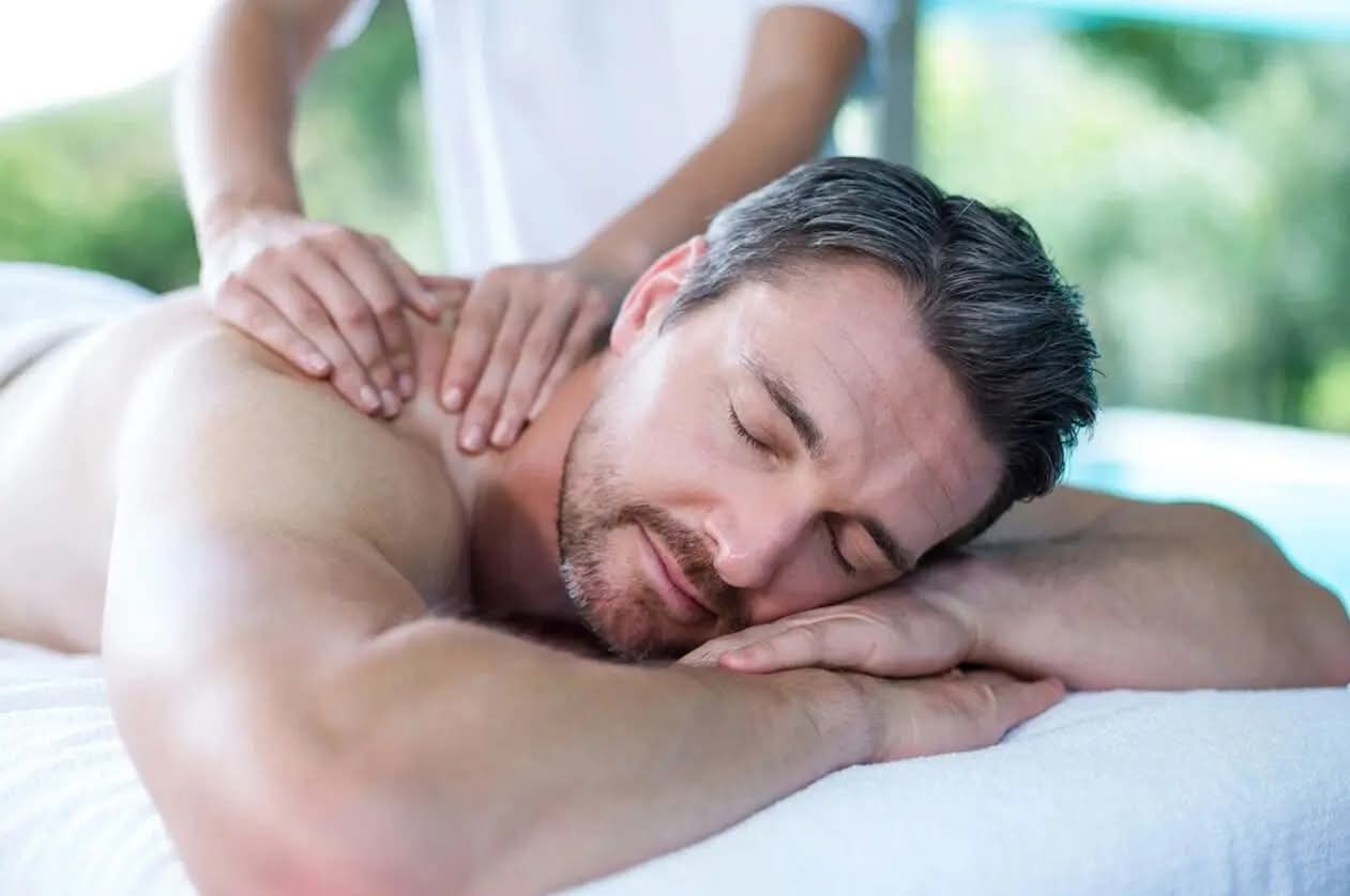 New oom spa Facebook ad: full body oil massage starting @999/- only.