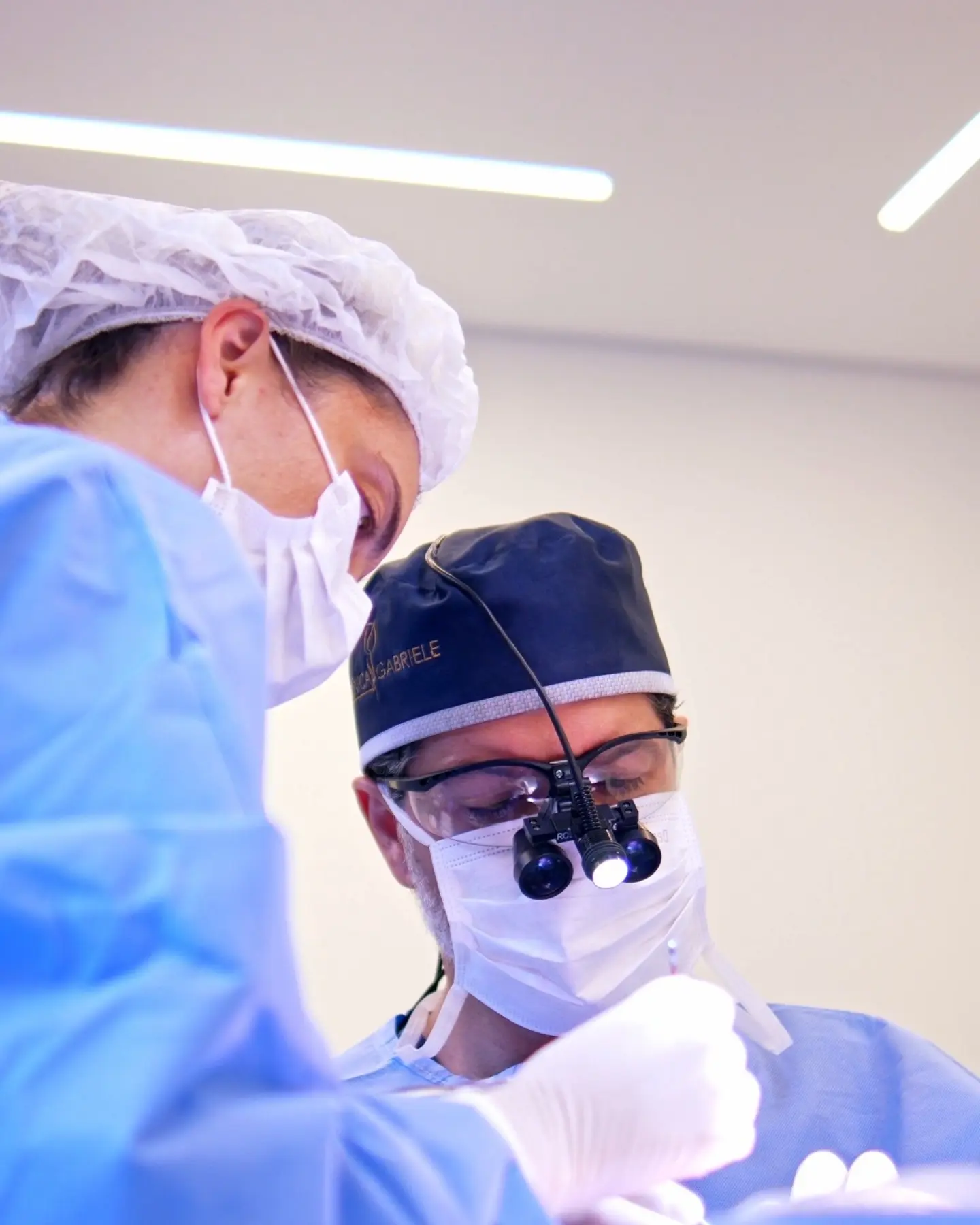 Clínica Dr. João Gabriele - Cirurgia Plástica e Implante Capilar Facebook ad: O Facelifting não termina no centro cirúrgico.