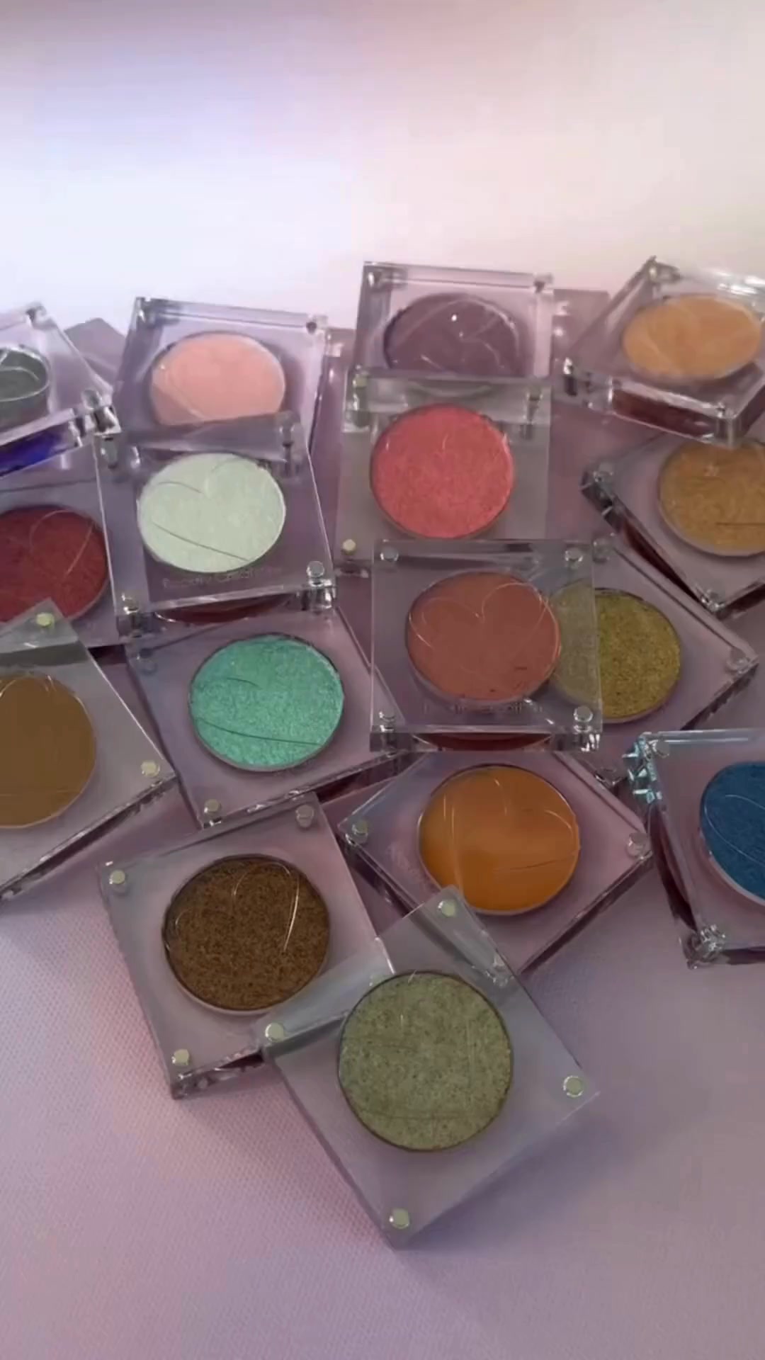 Bellisima Facebook ad: Dale brillo a tu mirada con Beauty Creations
