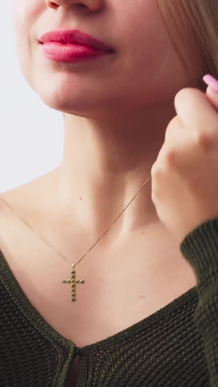 Esmeraldas Colombia Facebook ad: Un detalle sutil que ilumina todo tu look