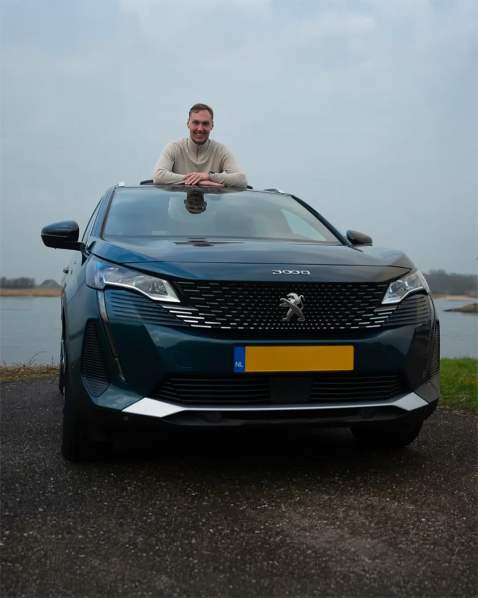Peugeot Facebook ad: Stralend duo: @trainergido én zijn nieuwe 3008 GT…