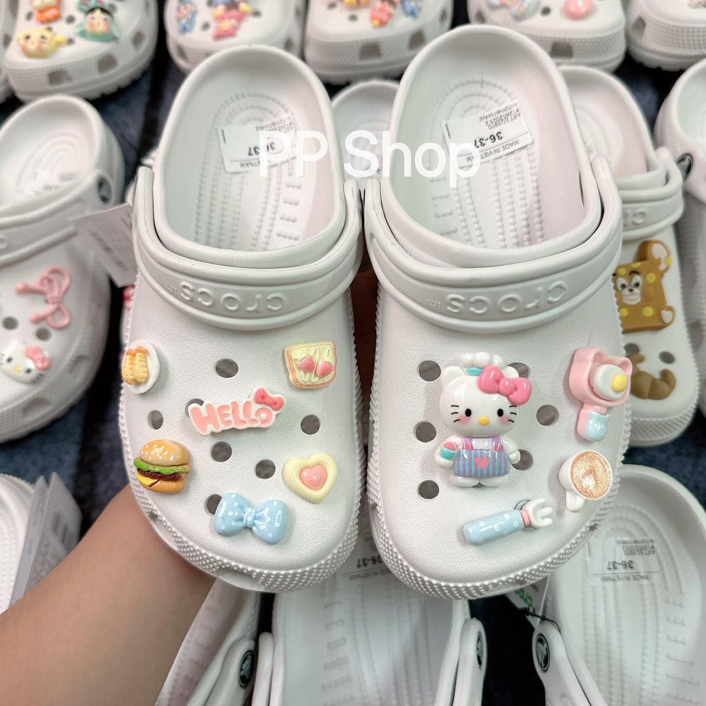 PP Shop Facebook ad: ເກີບ Crocs ແຖມຈິບບິນພ້ອມທຸກຄູ່ເລືອກແບບໄດ້ ມີພ້ອມສົ່ງ