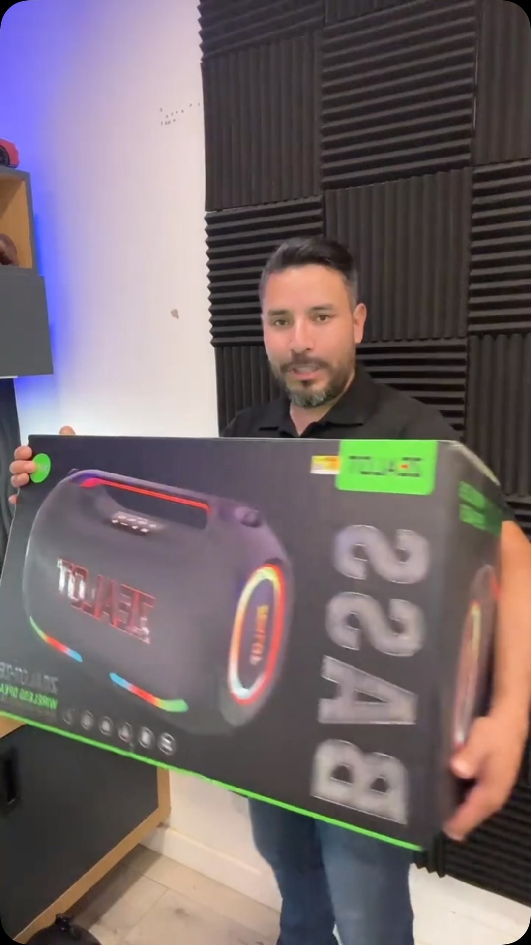 Shoptemu Facebook ad: Altavoz Bluetooth. @temu Haz clic en el enlace…