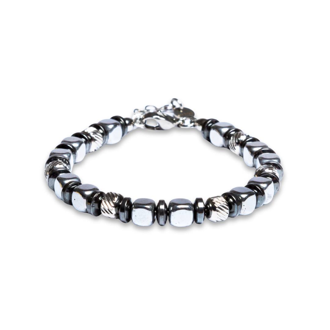 Lab93studio Facebook ad: Ogni bracciale lo creiamo a mano, come una…