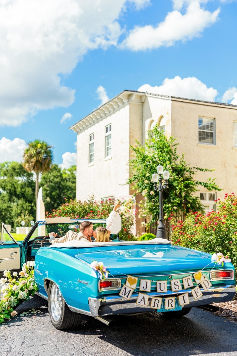 Bella Cosa Weddings Facebook ad: Download a wedding brochure including prices.