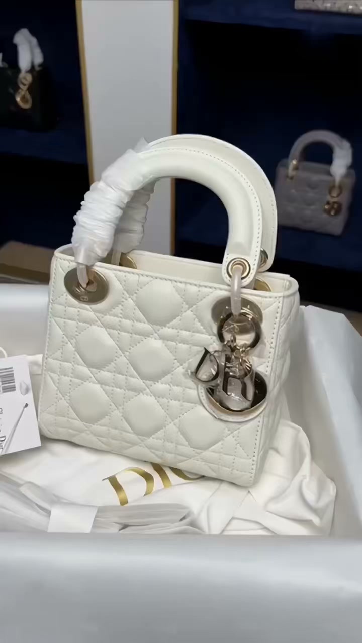 ELITE HUB Facebook ad: Sophisticated handbags