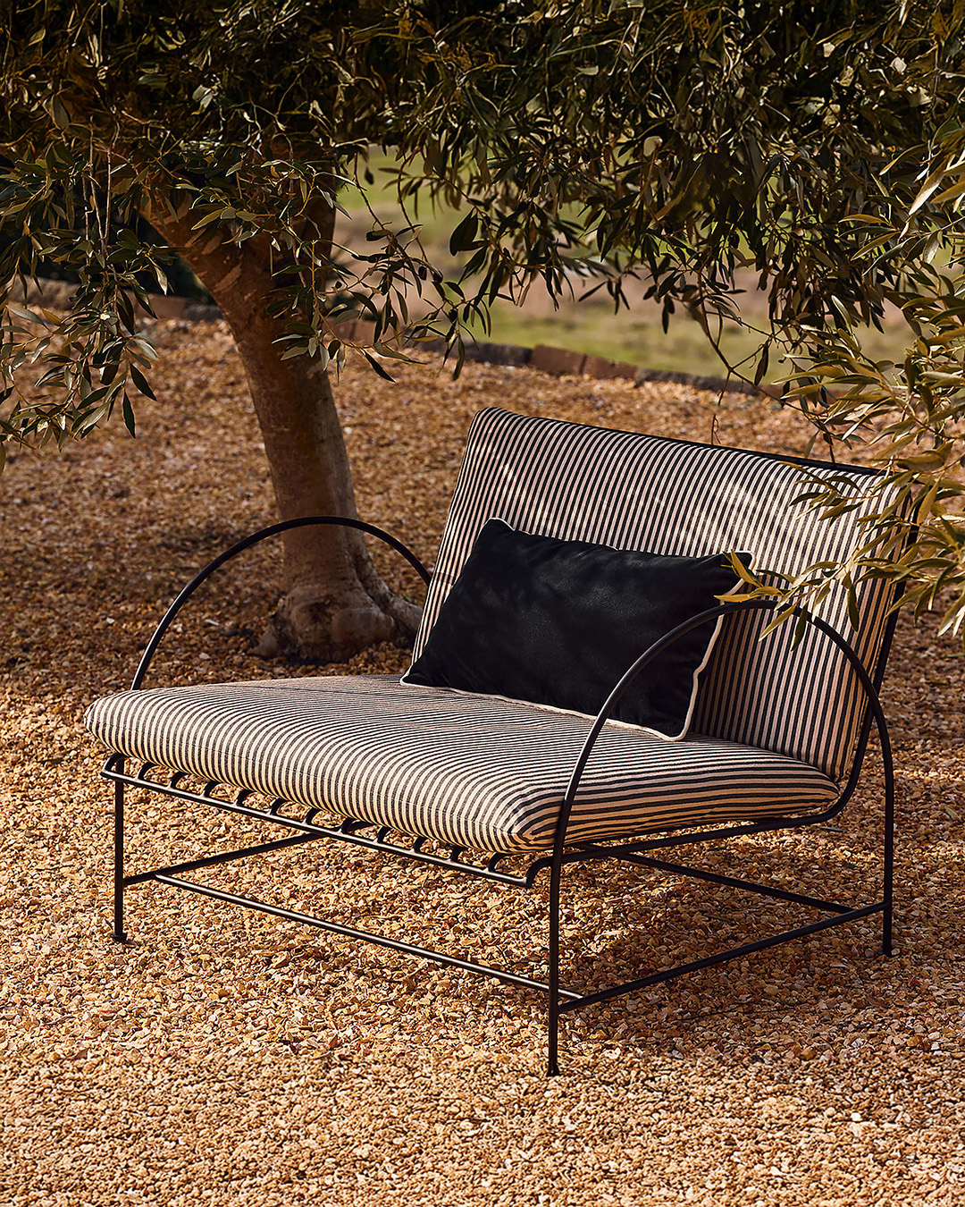 VUUE Facebook ad: Referencing Art Deco through oversized arch details and…