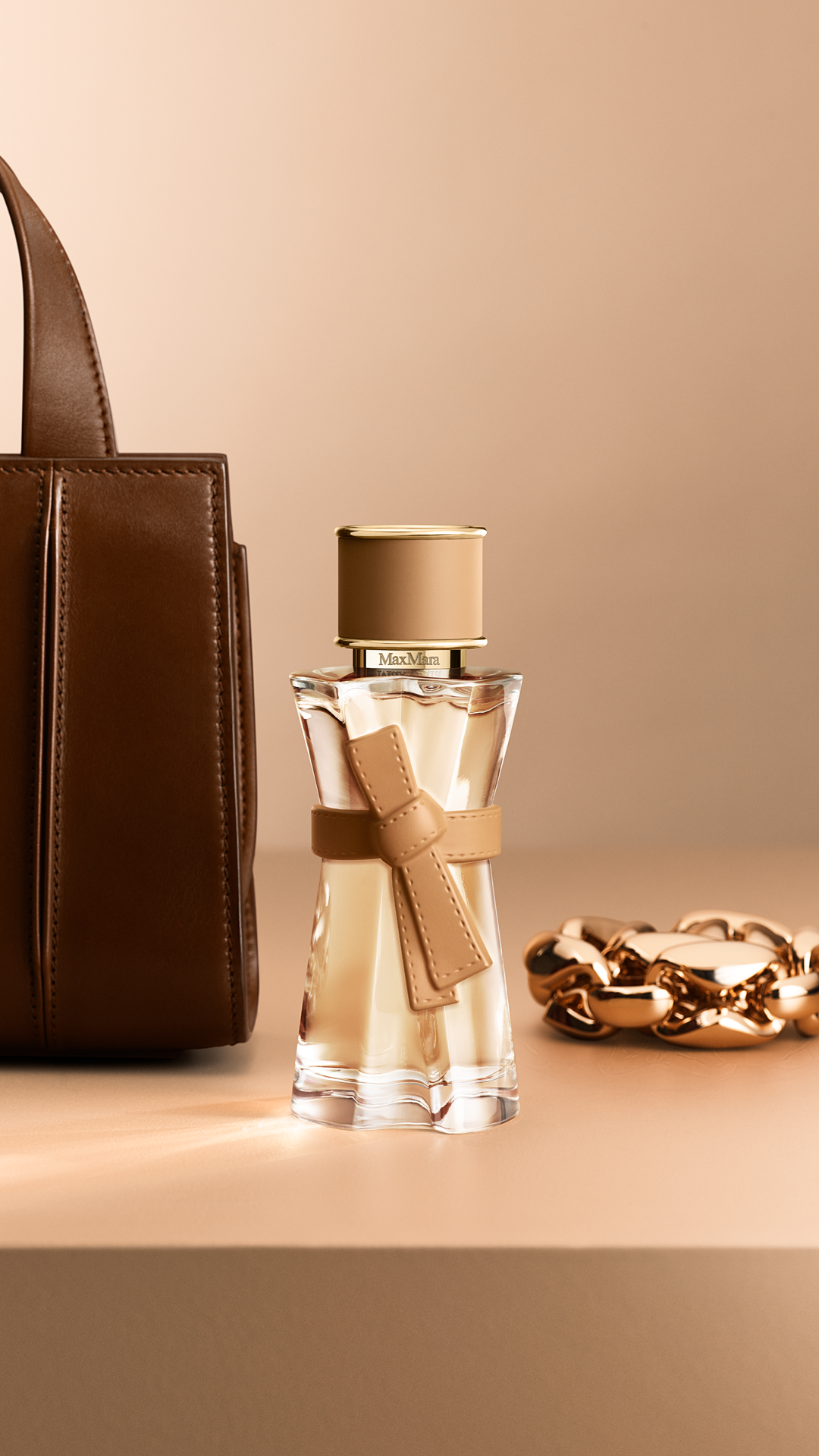 Max Mara Facebook ad: Upptäck Max Mara Le Parfum,