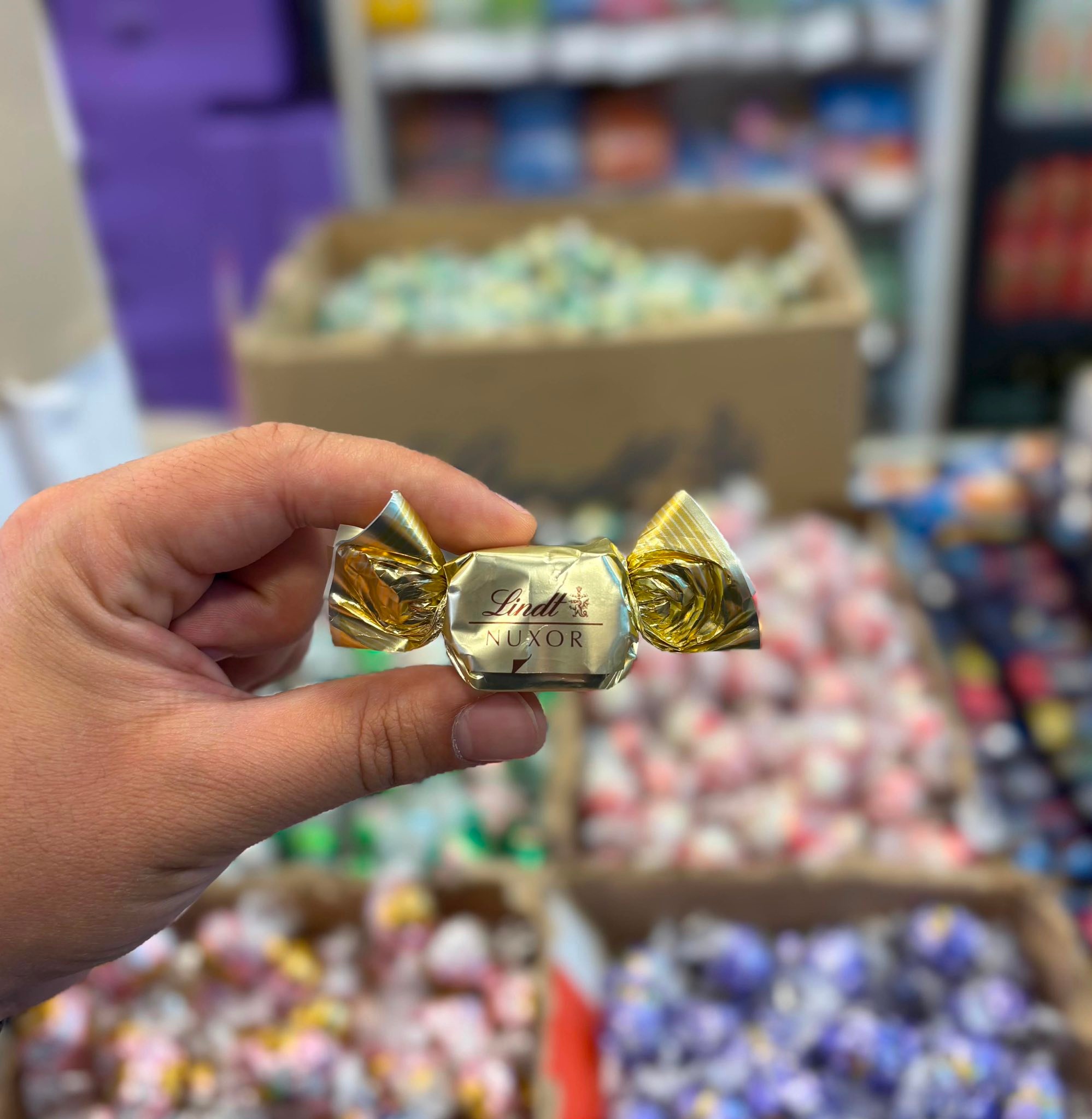 1 Hundred Market Facebook ad: الشوكالاته الفاخرة Lindt بأكبر تشكيلة من النكهات