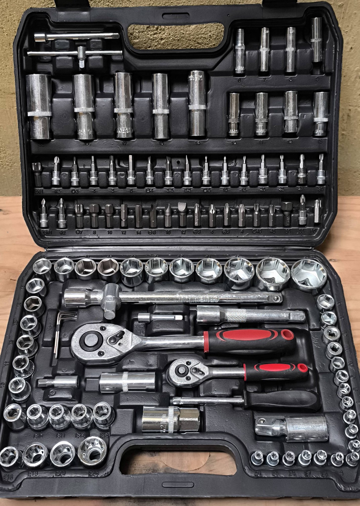 Distribuidora Guatemalteca JJR Facebook ad: CAJA DE HERRAMIENTAS PROFESIONAL MULTIPIEZAS