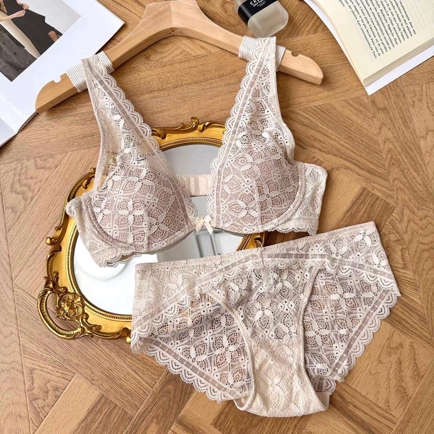 PLY Lingerie Facebook ad: ดำ เบจ ขาว ครบทุกโทน ใส่แล้วสวยทุกลุค