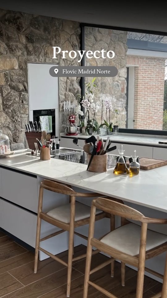 Flovic Facebook ad: Proyecto de cocina realizado por en la Urbanización…