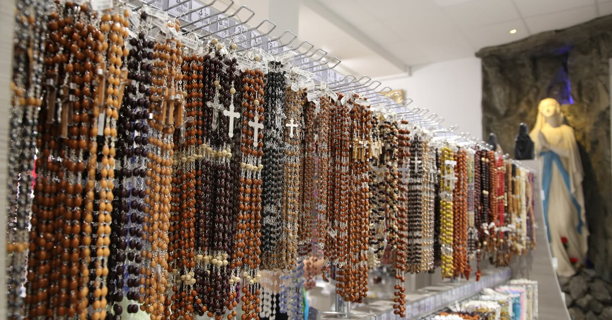 Palais du Rosaire Facebook ad: Plus de 350 Chapelets à Découvrir