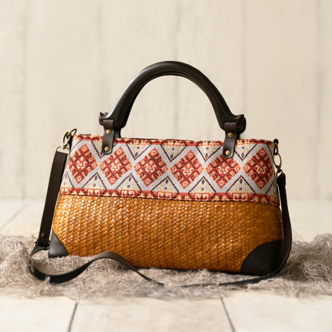 Alankrit Facebook ad: Beside every elegant women is a fabulous bag!