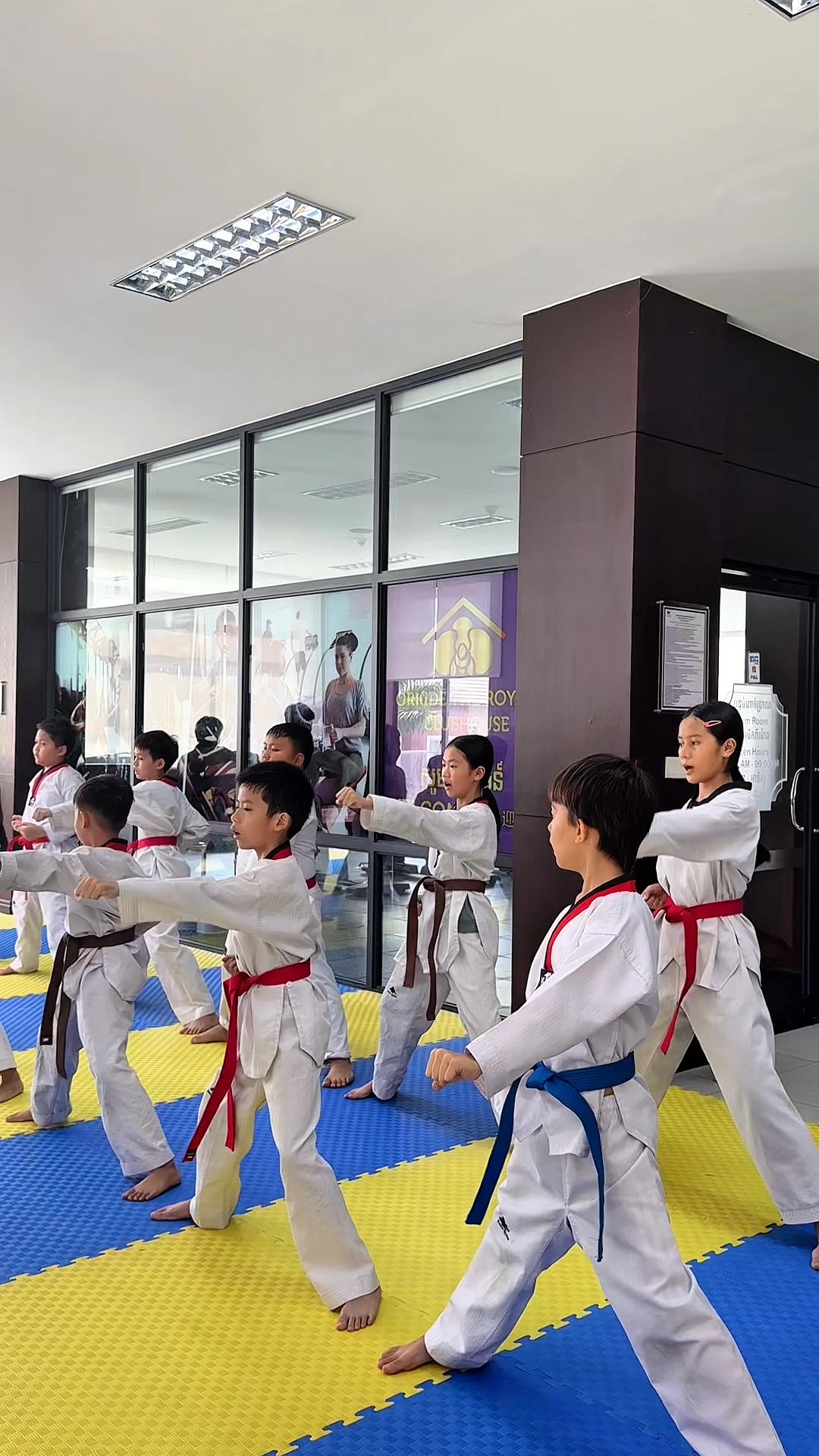 Katy DanceStudio Aeon 2 Facebook ad: Chat in Messenger