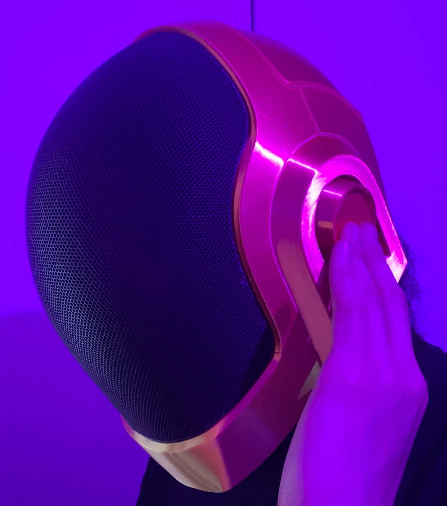 yiyun_print Facebook ad: Casco de Manuel, integrante de Daft Punk.