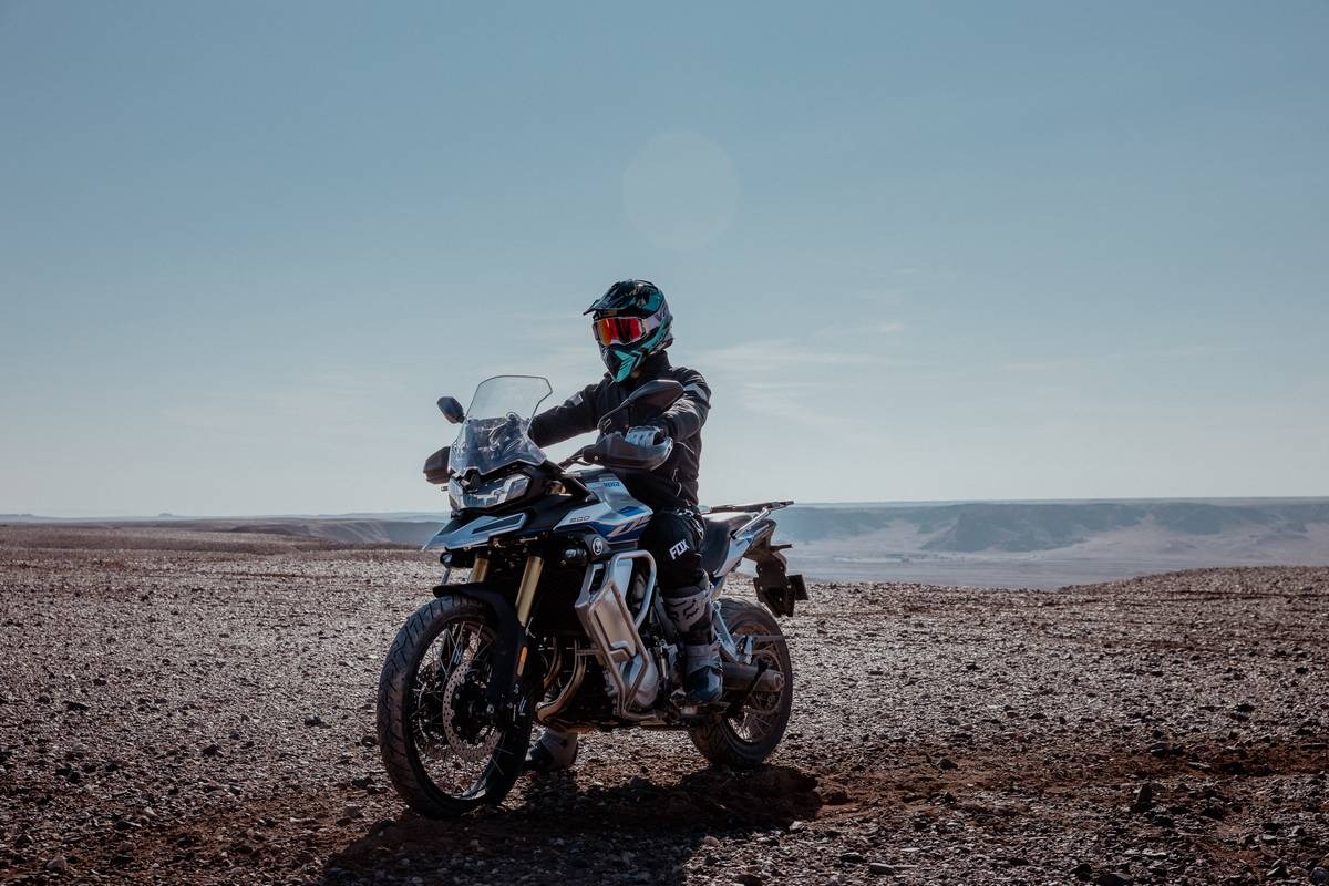 AuraCar Facebook ad: Encuentra tu moto VOGE en AuraCar.