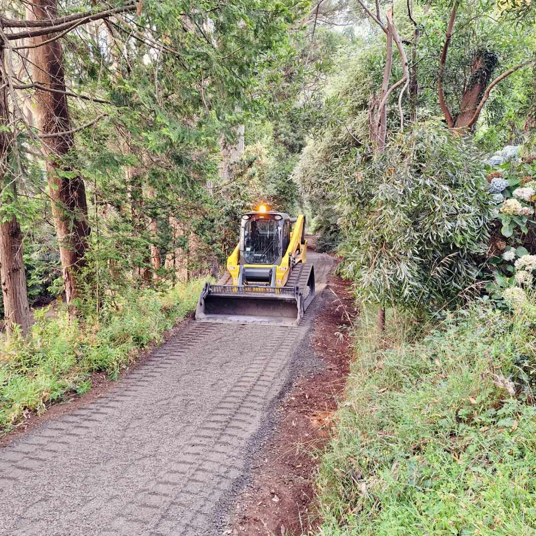 TR Construction and Earthworks Facebook ad: New driveways built to last