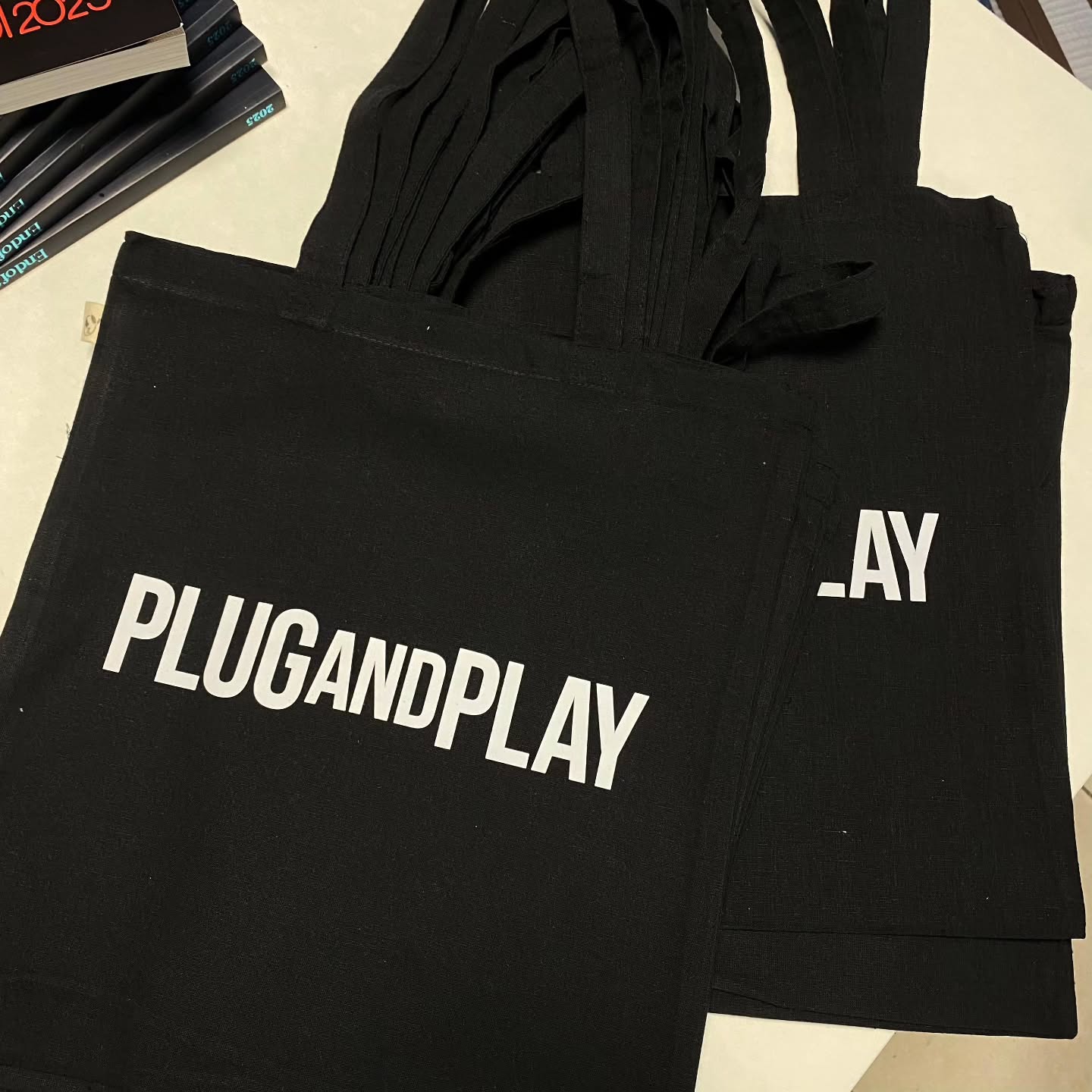 probranding_ Facebook ad: Tote bags me logon tuaj