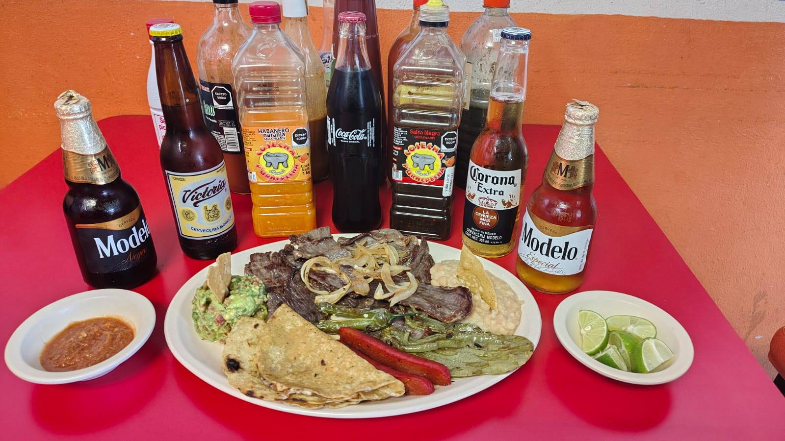 Tostadas El Berry Facebook ad: Seguimos en servicio para cuando tengas el antojo…