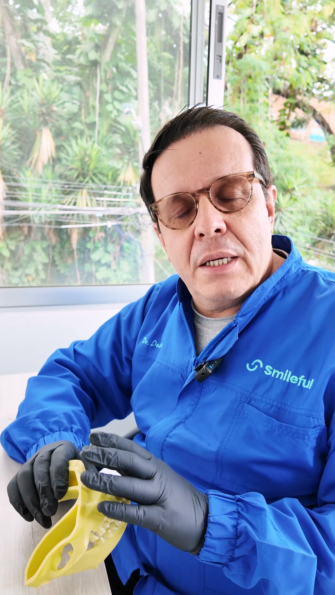 Smileful Facebook ad: ¿Se pueden tratar casos complejos con alineadores dentales?