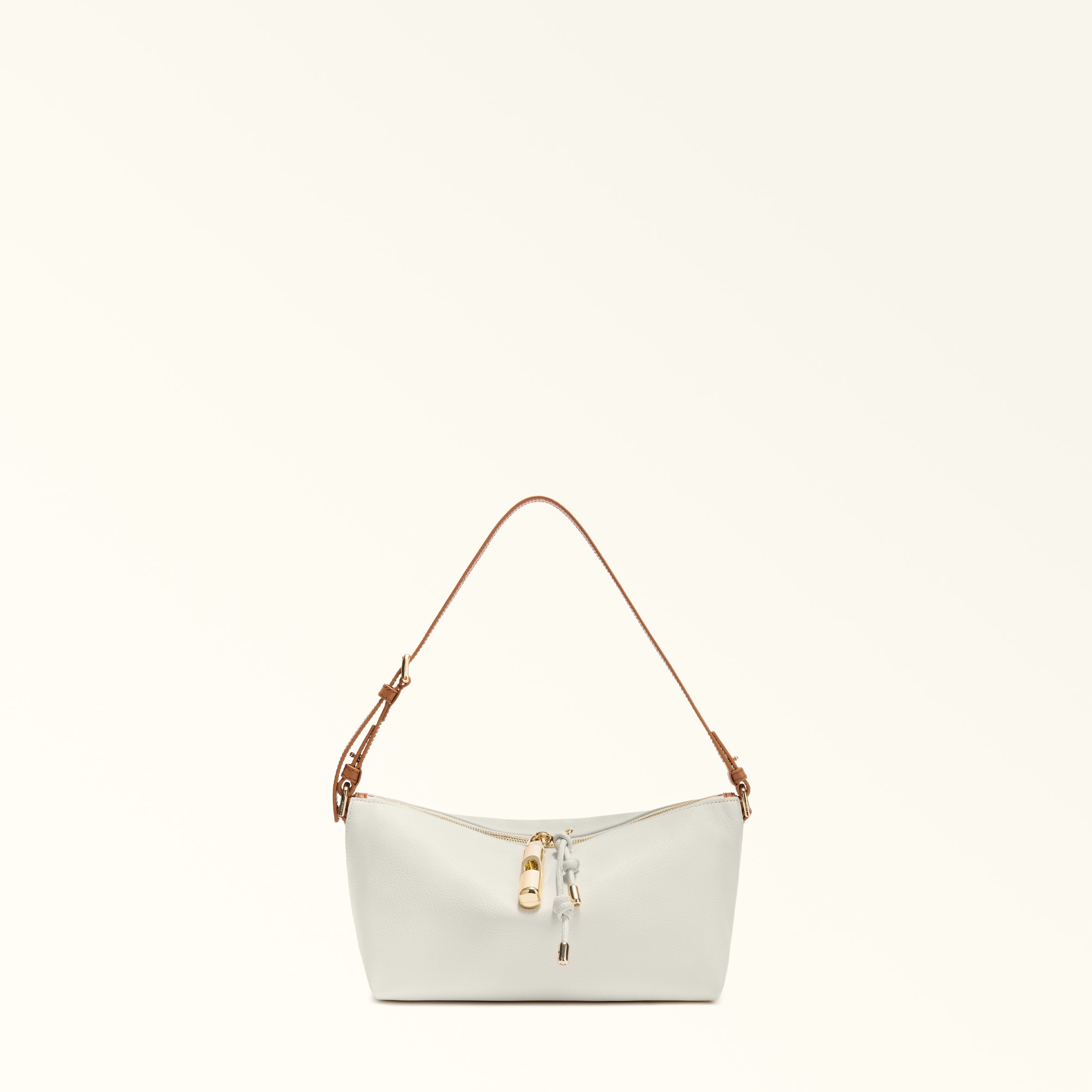 Furla Facebook ad: カジュアルさと洗練を兼ね備えた「フルラ デビー」。