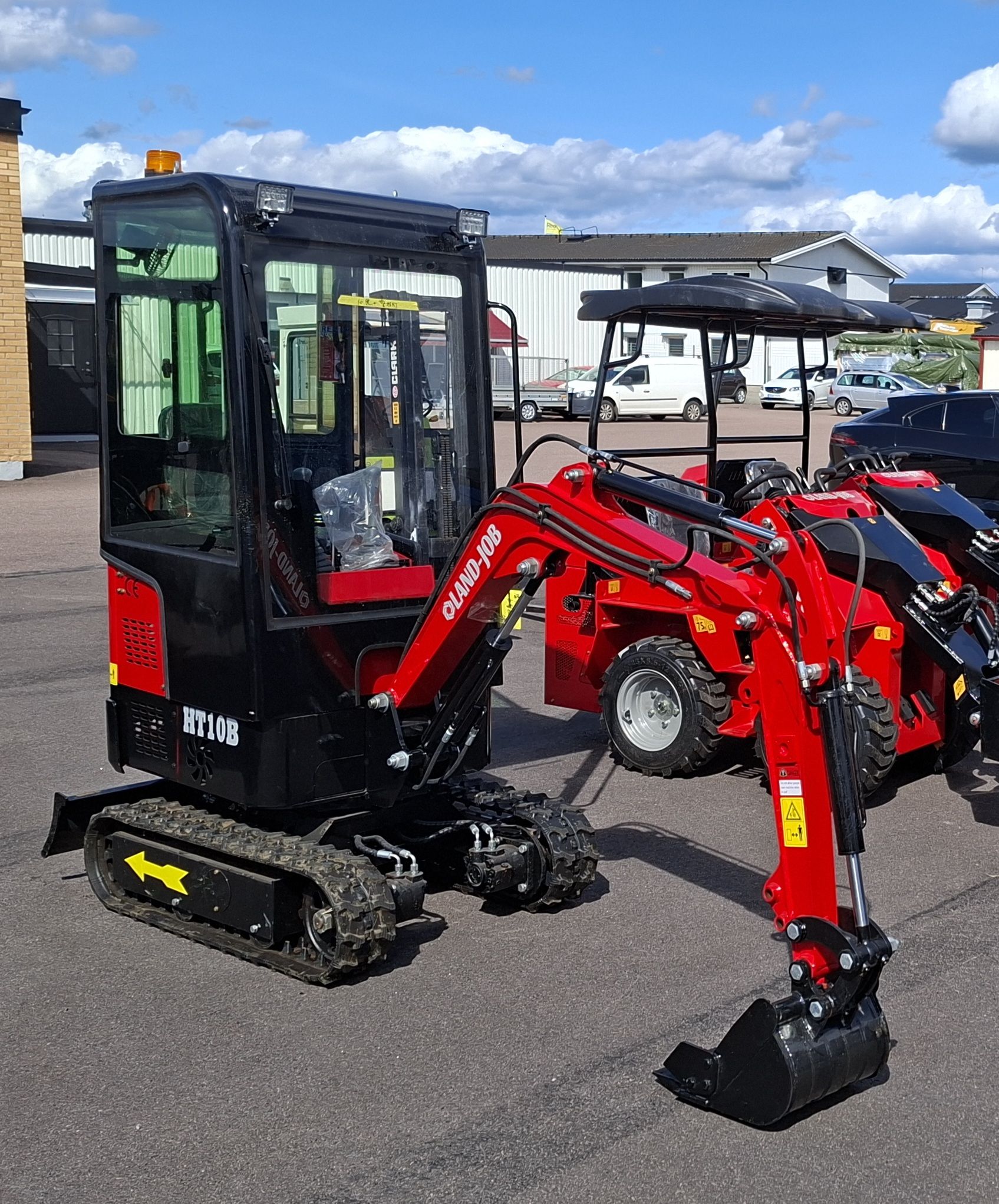 Land-Job Facebook ad: Minigrävare Land-Job HT 10B 1t.