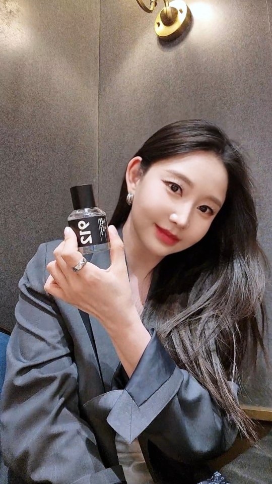 912_Official Facebook ad: 명품 향수에서 영감을 받은