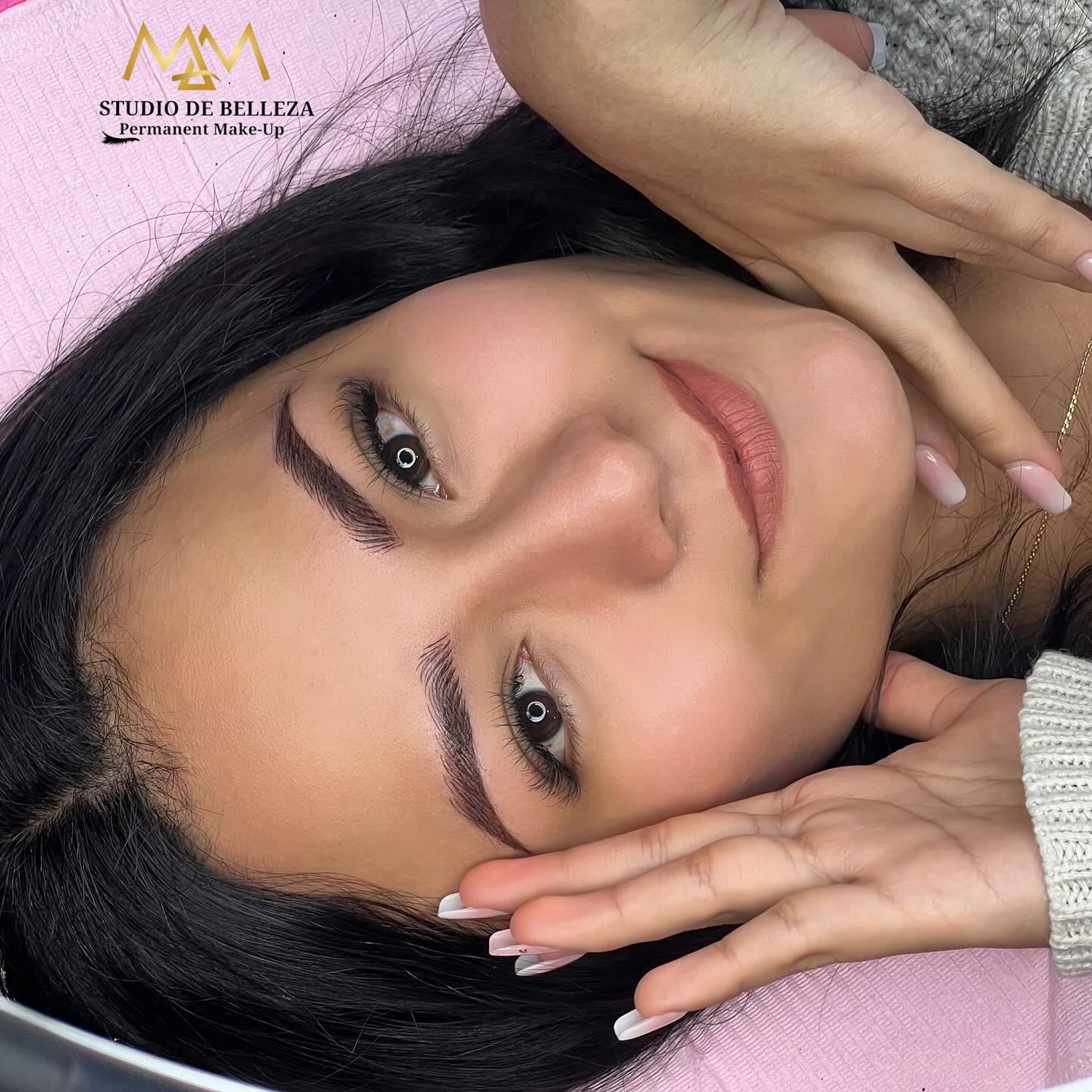 M'M - Studio de Belleza Facebook ad: Un acabado excelente, trazos perfectos para un Microshading.
