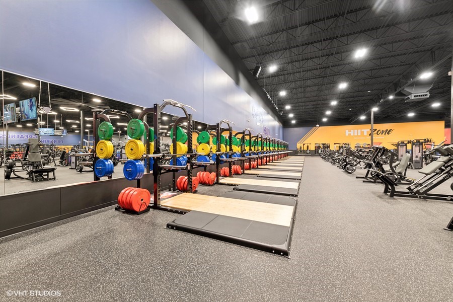 Crunch Fitness Facebook ad: Our PRE-SALE offer just got EXTENDED!