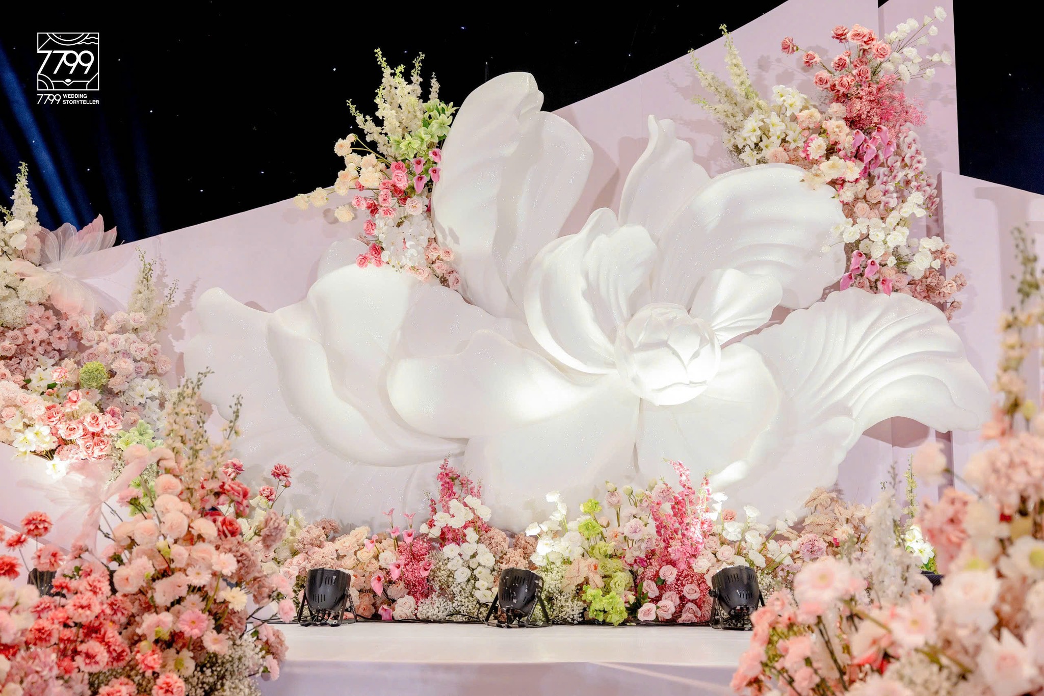 7799 Wedding Storyteller Hanoi Facebook ad: Trang trí tiệc cưới hội trường Hà Nội