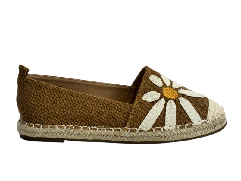 Zapa10 Facebook ad: Tu armario de verano pide zapatos nuevos