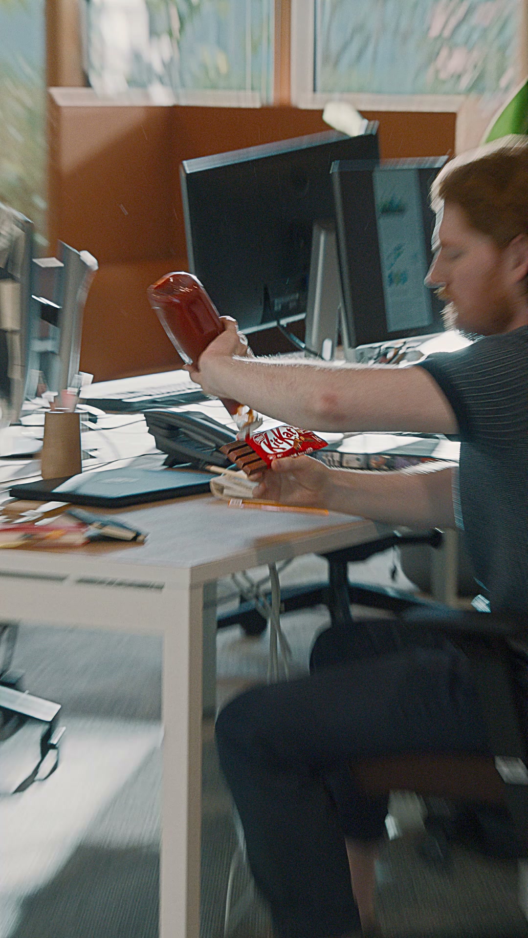 KitKat Facebook ad: Pasimėgauk KitKat!