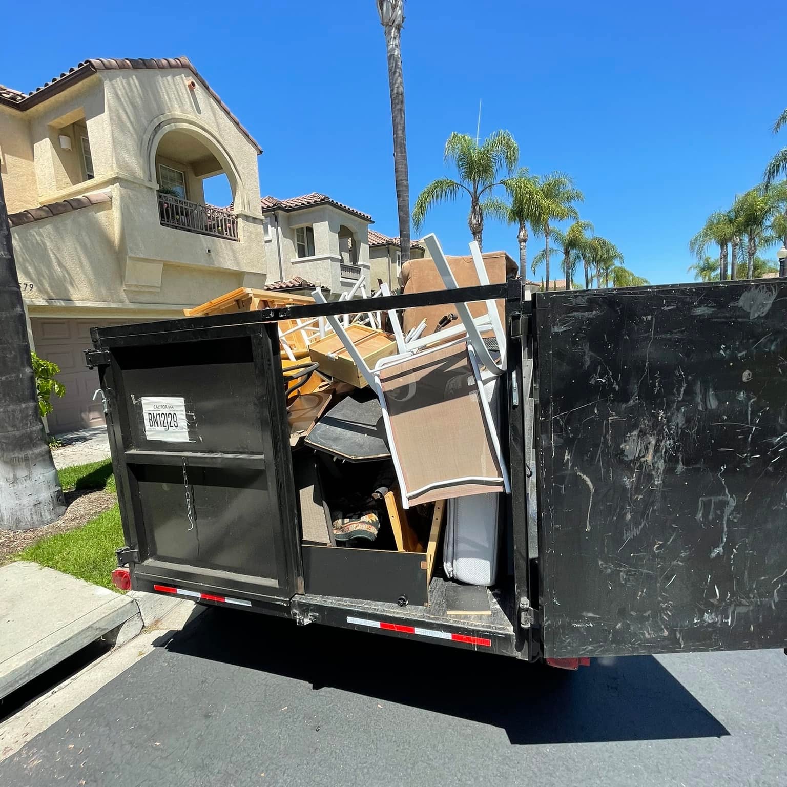 Dos Muchos Junk Removal LLC Facebook ad: We provide outstanding service for an unbeatable price.